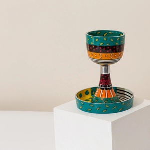 Nuevo Lanzamiento: Posavasos Moderno Hecho a Mano de Metal con Esmalte Rojo para Copa de Kiddush, Serie Premium Touch, Ecológico, para Uso en Rituales Judíos de Shabat - Product Image 4