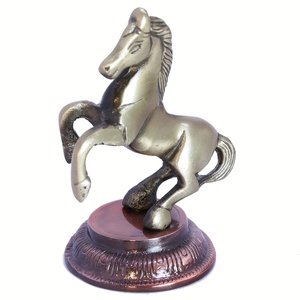 Escultura de Caballo Dorado Hecha a Mano, Elegante Pieza Decorativa para la Oficina y la Sala de Estar - Product Image 4