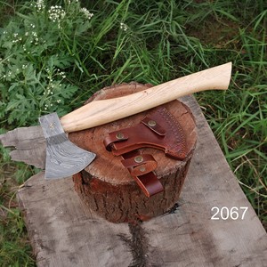 Hache de camping artisanale en acier Damas avec manche en bois de frêne et étui en cuir, hache de survie Tomahawk, OEM ODM, vente en gros - Product Image 1