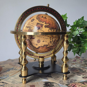 Globe armillaire de luxe en laiton avec carte du monde antique, support à quatre piliers, décoration de bureau exécutive vintage - Product Image 1
