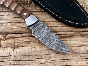 มีดสกินนิ่งเหล็กดามัสกัสตีขึ้นรูปด้วยมือ พร้อมปลอกมีด แบบกำหนดเอง OEM ด้ามจับไม้ปักก้า สำหรับล่าสัตว์และตั้งแคมป์ - Product Image 3