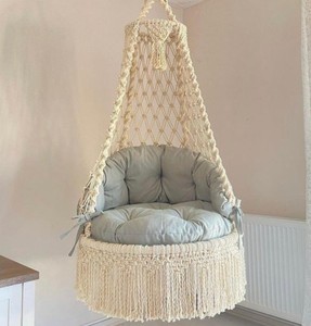 Hamac suspendu en macramé fait main, décoration bohème, coussin inclus - Product Image 1
