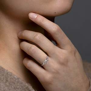 Anillo de Oro Sólido de 14K con Diamante Cultivado en Laboratorio, Diseño de Lazo Delicado, Anillo de Diamantes Minimalista, Joyería Fina para Mujer - Product Image 5