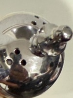 Ensemble d'assaisonnements en rotin et métal : combinaison élégante de style rustique et contemporain pour la maison et le café, salière et poivrière.