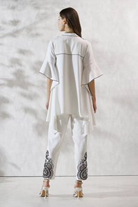 ชุดเซ็ตสองชิ้นลำลองสำหรับผู้หญิง สไตล์ฤดูร้อน ทันสมัย ความยาวเหนือเข่า กางเกงขาสั้นปักลาย พร้อมเสื้อทอผ้าลายดอกไม้ยาว ความยาวสั้น ลายเรียบ - Product Image 2