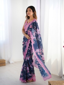 ผ้าส่าหรีสีน้ำเงินกรมท่าลายดอกไม้สีชมพู ดีไซน์สวยงาม แห้งเร็ว เหมาะสำหรับงานปาร์ตี้และงานแต่งงานสำหรับผู้หญิง - Product Image 3