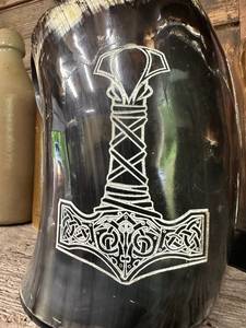 Mug à bière en corne véritable poli, fait main, gravé motif ours, de haute qualité, pour hydromel et bière, style animalier - Product Image 2