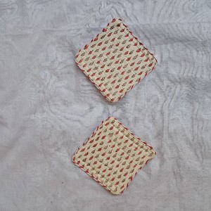 Juego de posavasos de algodón acolchado con estampado de hojas de Buti en crema y rojo, hecho a mano, con diseño floral pequeño, decoración de mesa ecológica y reversible. - Product Image 2