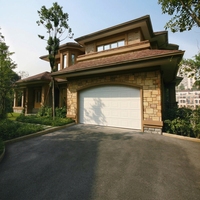 Porte de garage sectionnelle isolée automatique au design classique, prix de gros