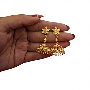 Pendientes Jhumka de Oro Amarillo Sólido de 22K, Pendientes Colgantes Jhumki con Diseño Floral Tradicional Indio, Joyería Fina para Mujer, para Bodas - Product Image 1