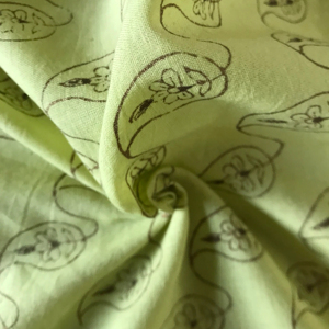 Tissu en coton imprimé à la main – Base vert pistache avec motif floral Paisley minimaliste |   Textile artisanal indien - Product Image 2