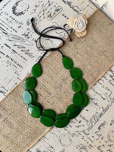 Collar de Resina Verde Ovalado con Colgante de Ángel, Joyería Hecha a Mano para Mujer, Accesorio de Moda, Cuentas de Forma Irregular, Artesanía Atemporal - Product Image 3