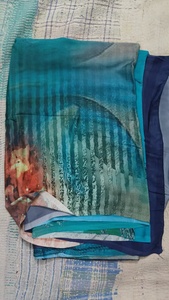 Pañuelo de seda para mujer con estampado de arte abstracto, azul, verde, multicolor, reversible, tradicional, largo hasta el suelo, tipo sari. - Product Image 1