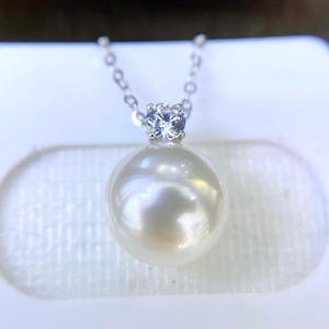 Colgante Clásico de Reina de Alta Gama con Diamantes de Luz Fría Intensa, de 9-10 mm, Blanco Australiano, Casi Transparente, en Oro de 18K - Product Image 1