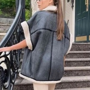 Chaleco de Cuero Genuino con Forro de Borrego Estilo Bomber B3 Vintage Gris para Mujer - Product Image 2