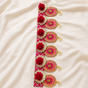 Bandhanwar Toran Hecho a Mano con Rosas Rojas, Adorno para Puerta con Borlas de Perlas Rosadas y Doradas, Decoración Festiva para Bodas y Hogar - Product Image 4