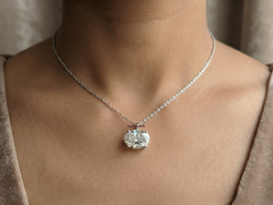 Collar de Oro con Moissanita Ovalada de Estilo Oriental-Sicaténico, Sencillo y Moderno, en Plata de Ley 925, Joyería Cristiana para Compromiso Nupcial - Product Image 3
