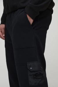 Pantalon de survêtement cargo en coton noir pour homme, taille élastique, poches, style décontracté, logo imprimé par transfert thermique sur la jambe droite, idéal pour l'automne - Product Image 2
