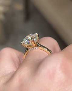 Bague de fiançailles pour femme avec diamant de laboratoire taille coussin allongé de 4,00 carats |   Bague de mariage solitaire halo caché en or pour anniversaire - Product Image 5