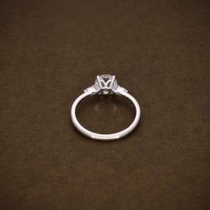 Bague de fiançailles en diamant de laboratoire taille brillant rond avec pierre centrale certifiée IGI et diamants latéraux ronds et marquise - Product Image 6