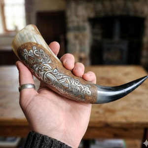 Cuerno Vikingo de Lobo - Cuerno para Beber con Nudos Celticos Hechos a Mano - Product Image 2