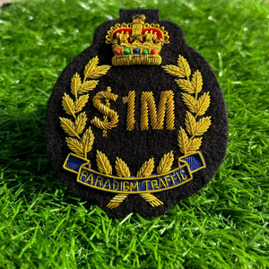 Badge personnalisé en fil d'or, couronne brodée à la main, badge de récompense pour les réalisations - Product Image 3