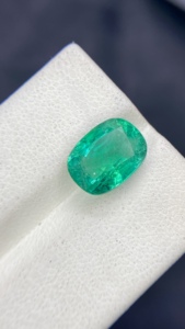 Émeraude naturelle certifiée du Zambie, taille coussin, avec une belle couleur et un lustrage remarquable, pierre précieuse non montée, 3,70 carats - Product Image 3