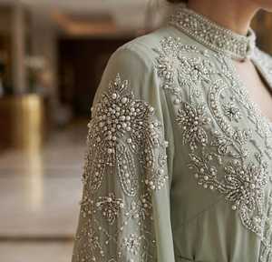 Robe de soirée islamique de créateur pour femme, vert sauge, en satin brodé, coupe empire, avec cape, élégante, longue, pour fêtes et occasions spéciales - Product Image 3