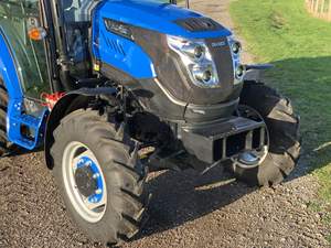 Tracteur agricole Premium Solis 45HP avec cabine entièrement fermée, moteur diesel durable, véhicule agricole sans chargeur frontal inclus - Product Image 4