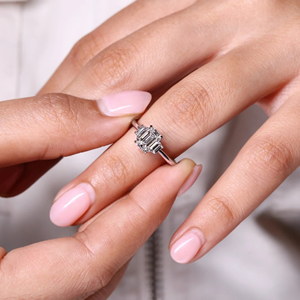 Bague à trois pierres en émeraude et diamant trapézoïdal taille étagée, 1,20 carat, diamant de laboratoire, bague de fiançailles et de mariage, bijoux, bague en or 14 carats - Product Image 1