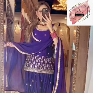 Lanzamiento del Nuevo Conjunto de Fiesta de Diseñador: Top, Dhoti Salwar y Dupatta de Seda Chinon con Bordado y Lentejuelas - Product Image 1