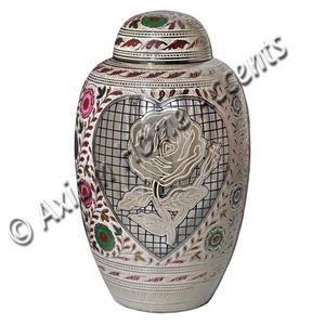 Urna de latón artesanal con un diseño clásico y acabado pulido para acariciar recuerdos de Axiom Home Accents - Product Image 6