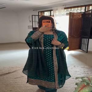 Conjunto de Kurta y Pantalón VASTRA COTTAGE con Lentejuelas y Hilo de Seda Pesado, Completamente Cosido con Borde, Vestido Festivo para Fiestas - Product Image 2