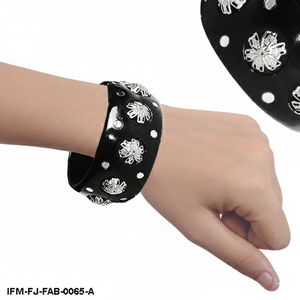 Bracelet large artisanal noir laqué avec incrustation florale argentée et accents miroir, idéal pour tenues ethniques et fusion. - Product Image 2