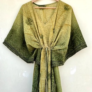 Caftan indien vert imprimé à la main pour elle Tissu crêpe de soie parfait pour les sorties décontractées - Product Image 1