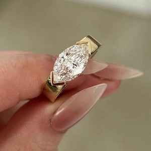 Bague solitaire en diamant de laboratoire taille marquise 2,01 carats pour femme, en or massif 14 carats, sertie clos en forme de V unique, cadeau raffiné pour partenaires - Product Image 1
