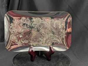 Plateau de service décoratif en métal finition argentée classique, idéal pour un cadeau de pendaison de crémaillère et les événements spéciaux, provenant d'Inde. - Product Image 5