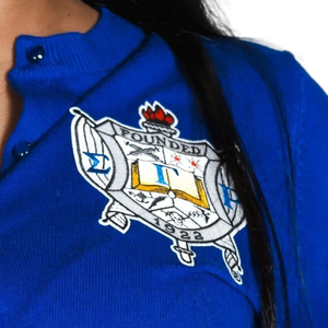 เสื้อคาร์ดิแกนผู้หญิง SGRho ประดับมุก ปักลายตัวอักษรกรีกแบบกำหนดเอง เสื้อถักนิตติ้งติดกระดุมเก๋ไก๋ สวมใส่สบายๆ ขายส่ง - Product Image 4