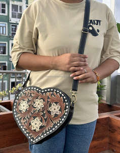 Estilo occidental Herramientas de mano Tallado Bolso elegante Forma de corazón Sling Bag Patrón de moda Crossbody Bolsos de hombro Mujeres - Product Image 3