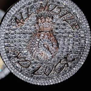 Pendentif Gants de Boxe Luxe Sertis de Diamants VVS avec Couronne, Bijoux Hip Hop Entièrement Ornés - Product Image 2