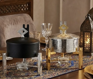 Cazuela redonda para servir comida caliente, estilo buffet, en plata con aspecto martillado y detalles dorados, para fiestas de boda en el Medio Oriente. - Product Image 5