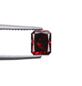 เพชร OM GEMS ทรง Radiant Cut สีแดงเข้มแฟนซี น้ำหนัก 1.5 กะรัต เพาะเลี้ยงในห้องปฏิบัติการ เจาะด้วยเลเซอร์ รับรองโดย IGI คุณภาพ VVS-VS สำหรับทำเครื่องประดับ - Product Image 1