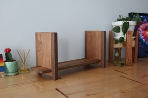 Support de livre artisanal en noyer, présentoir minimaliste en bois pour livres et décoration, étagère de bureau et décoration intérieure - Product Image 3