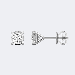 Boucles d'oreilles clous classiques à 4 griffes en diamant de laboratoire taille princesse 0,45 carat, couleur E-F, pureté VVS2, pour femme, élégance intemporelle - Product Image 4