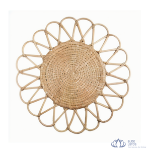 BEST-SELLER |   Sous-plat et dessous de verre en rotin traditionnel BLUE LOTUS, tissé à la main, isolant thermique, non imperméable, pour table intérieure et extérieure - Product Image 1