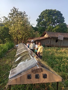 Secador Solar RAHEJA Samagra C100 para Frutas y Verduras, Marco de Metal Galvanizado, Cubierta con Protección UV, 4 x 40 Pies Cuadrados, Secado por Aire Forzado - Product Image 3