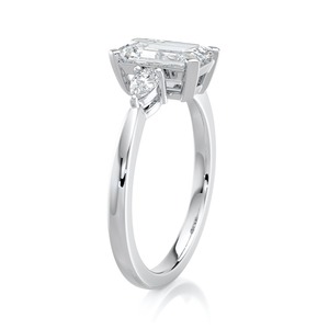 Anillo de Compromiso de Tres Piedras con Diamante Cultivado en Laboratorio de Corte Esmeralda de 1.60 Quilates, Oro Blanco de 14K, Piedra Lateral en Forma de Pera, Joyería Nupcial - Product Image 1