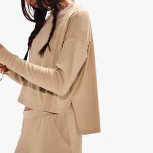 Ensemble 2 pièces élégant pour femme en maille beige, haut à manches longues et pantalon large, coupe décontractée, idéal printemps-été, collection jersey – Grande Vente - Product Image 3