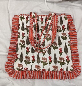 Bolsa de Compras de Tela 100% Algodón con Estampado Floral Silkgram, Tamaño Grande, Color Naranja con Ribete Blanco a Rayas, Asa Larga, Cierre de Cremallera - Product Image 1