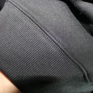 Sudadera BOUJEE BLACK con cuello alto, 100% NEGRO, con apliques bordados, cuello ancho, hilos finos. - Product Image 6